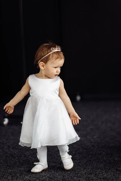 Маленькая Девочка Платье Черном Фоне — стоковое фото