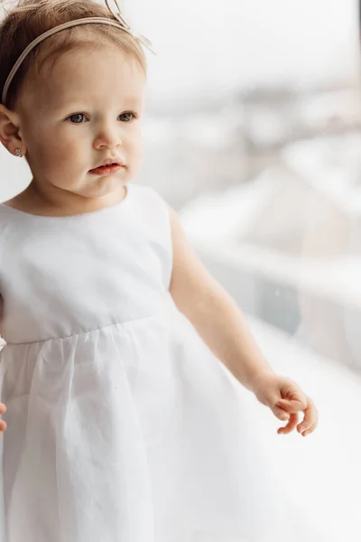 Retrato Bebê Bonito Menina Vestido Branco — Fotografia de Stock