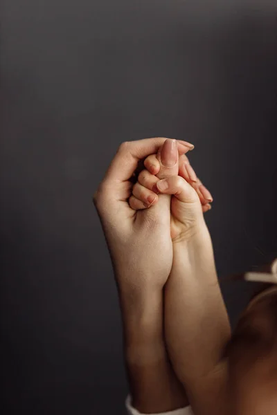 Крупним Планом Жінка Тримає Руки Дитиною — стокове фото