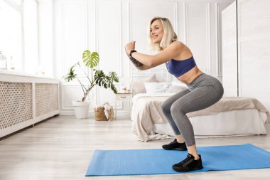 Odada spor yapan genç bir kadın. 