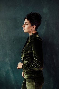 Stüdyoda poz veren güzel genç bir kadın. 