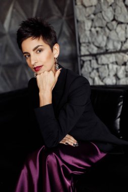 Stüdyoda poz veren güzel genç bir kadın. 