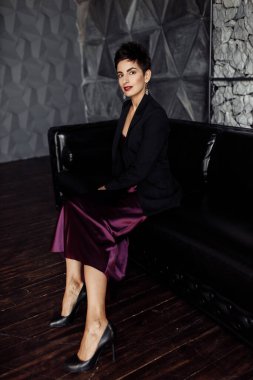 Stüdyoda poz veren güzel genç bir kadın. 