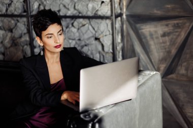 Bilgisayarla çalışan genç ve güzel bir iş kadını. 