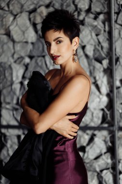 Stüdyoda poz veren güzel genç bir kadın. 