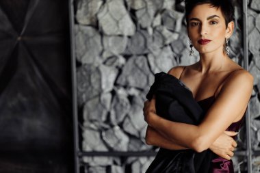 Stüdyoda poz veren güzel genç bir kadın. 