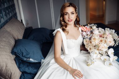 Çiçekleri olan zarif, genç bir gelin.