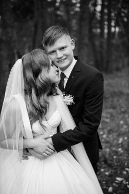 Açık havada poz veren mutlu genç bir çift.