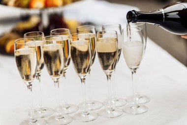 Şampanya kadehleri, yakın çekim.