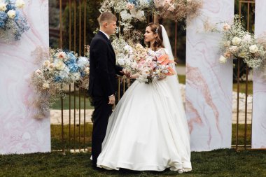 Açık havada seremoni yapan mutlu genç bir çift.