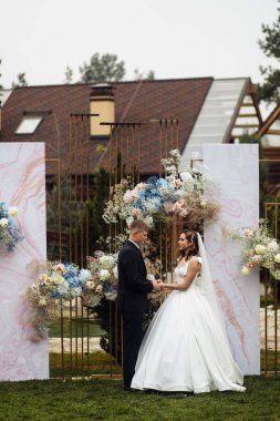 Açık havada seremoni yapan mutlu genç bir çift.