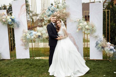 Açık havada poz veren mutlu genç bir çift.