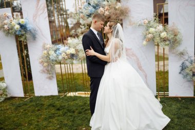 Açık havada poz veren mutlu genç bir çift.