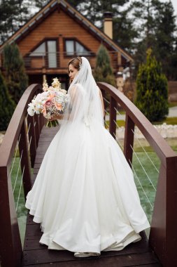 Çiçekleri olan zarif, genç bir gelin.