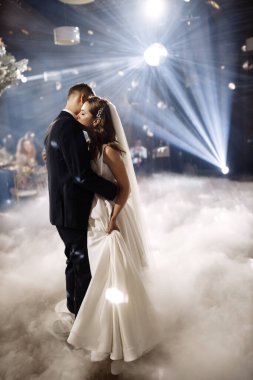 Yeni evli çiftimiz dans ediyor. 