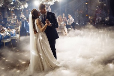 Yeni evli çiftimiz dans ediyor. 