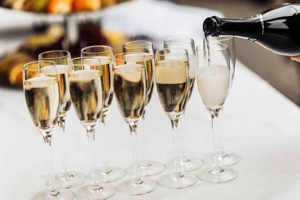 Şampanya kadehleri, yakın çekim.