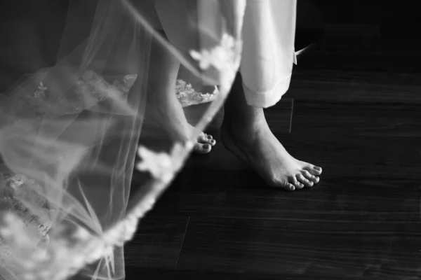 Schwarz Weiß Foto Der Braut Mit Nackten Füßen — Stockfoto