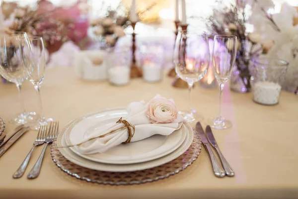 Configuração Mesa Casamento Com Flor Branca Prataria — Fotografia de Stock