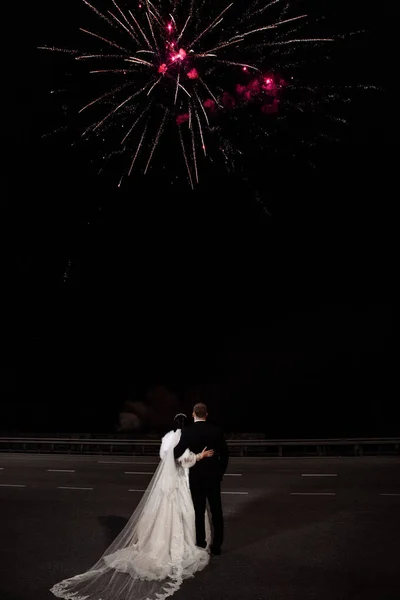 Couple Mariage Amoureux Sur Fond Rivière — Photo