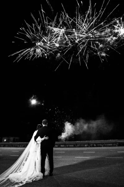 夜空を背景に美しい花嫁と新郎が — ストック写真