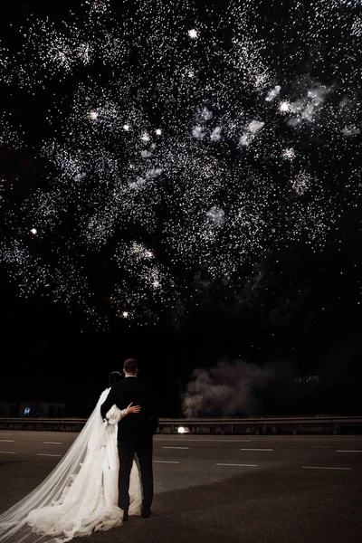 Casamento Feliz Casal Abraçando Sorrindo Pôr Sol Parque — Fotografia de Stock