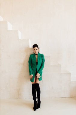  Stüdyoda poz veren güzel genç bir kadın. 