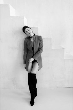  Stüdyoda poz veren güzel genç bir kadın. 