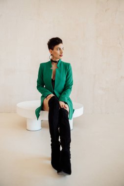  Stüdyoda poz veren güzel genç bir kadın. 