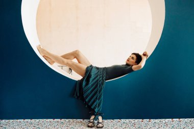  Stüdyoda poz veren güzel genç bir kadın. 