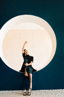  Stüdyoda poz veren güzel genç bir kadın. 