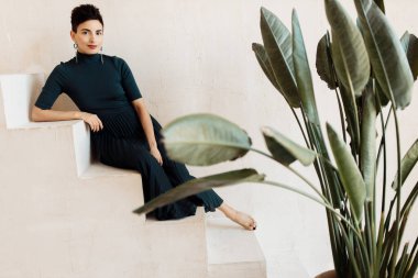 Stüdyoda poz veren güzel bir genç kadının portresi. 