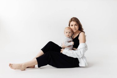 Genç mutlu anne ve kızı stüdyoda.