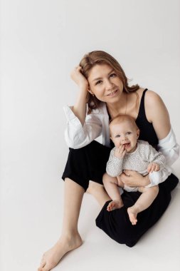 Genç mutlu anne ve kızı stüdyoda.