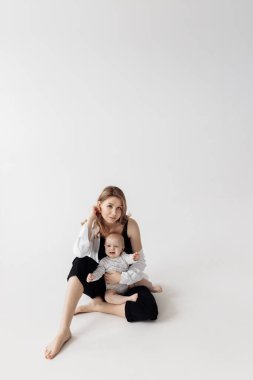 Genç mutlu anne ve kızı stüdyoda.