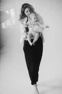 Genç mutlu anne ve kızı stüdyoda.