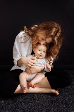 Genç mutlu anne ve kızı stüdyoda.