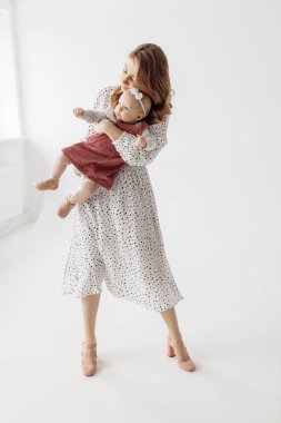 Genç mutlu anne ve kızı stüdyoda.