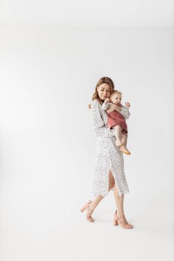 Genç mutlu anne ve kızı stüdyoda.