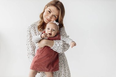 Genç mutlu anne ve kızı stüdyoda.