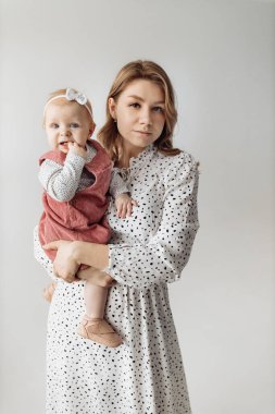 Genç mutlu anne ve kızı stüdyoda.