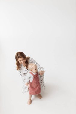 Genç mutlu anne ve kızı stüdyoda.