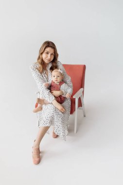 Genç mutlu anne ve kızı stüdyoda.