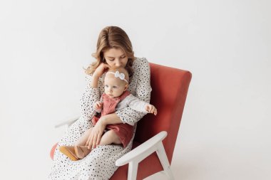 Genç mutlu anne ve kızı stüdyoda.