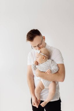 Genç, mutlu baba ve küçük kız stüdyoda.