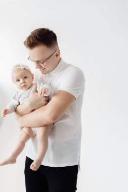 Genç, mutlu baba ve küçük kız stüdyoda.