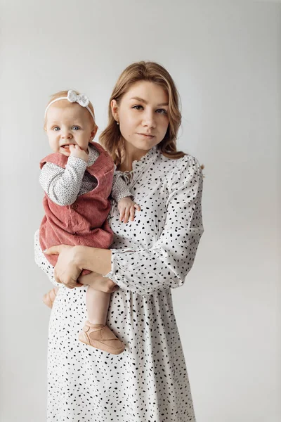 Genç mutlu anne ve kızı stüdyoda.