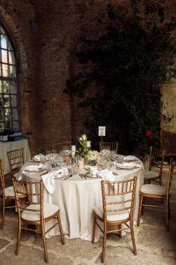 Masanın güzel düğün günü dekorasyonu