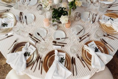 Beyaz ve çiçekli düğün masası.