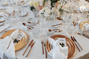 Düğün günü masa dekorasyonunun en üst görüntüsü.